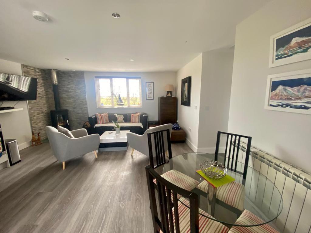 2 Bedroom Cottage Sleeps 4, With Pool Use, 森嫩 外观 照片