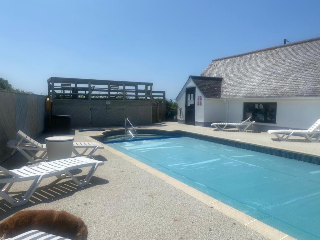 2 Bedroom Cottage Sleeps 4, With Pool Use, 森嫩 外观 照片