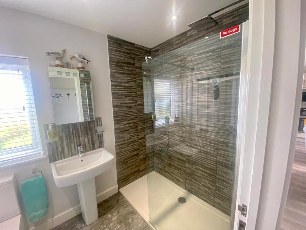 2 Bedroom Cottage Sleeps 4, With Pool Use, 森嫩 外观 照片