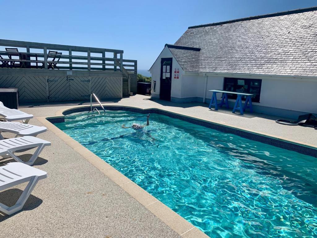 2 Bedroom Cottage Sleeps 4, With Pool Use, 森嫩 外观 照片
